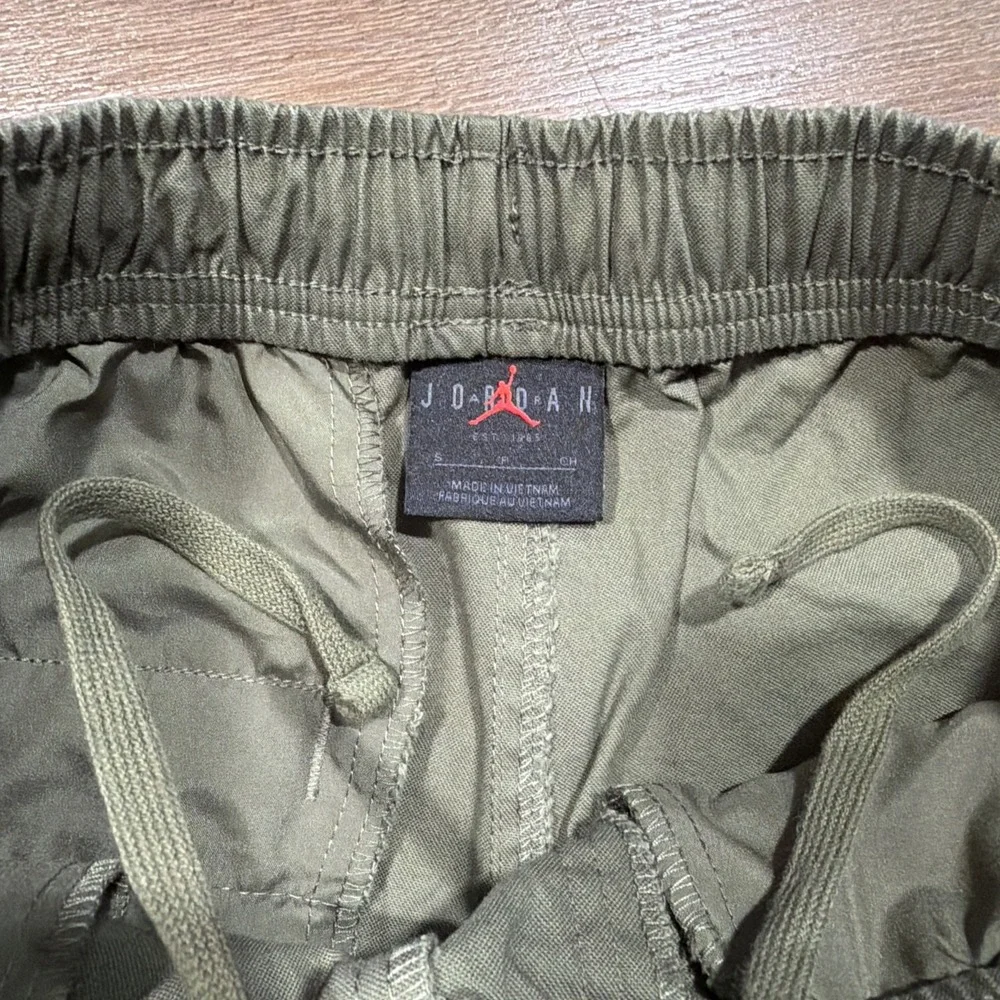 Air Jordan Essentials Pants Men's SMALL Green Woven Standard Fit HF9329-222